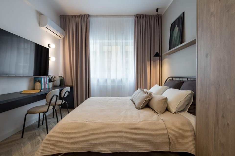 Bed, TV and multimedia, Photo of the whole room, Bedroom