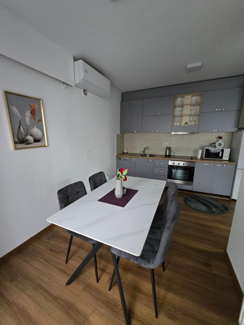 Kitchen or kitchenette, Dining area, stove