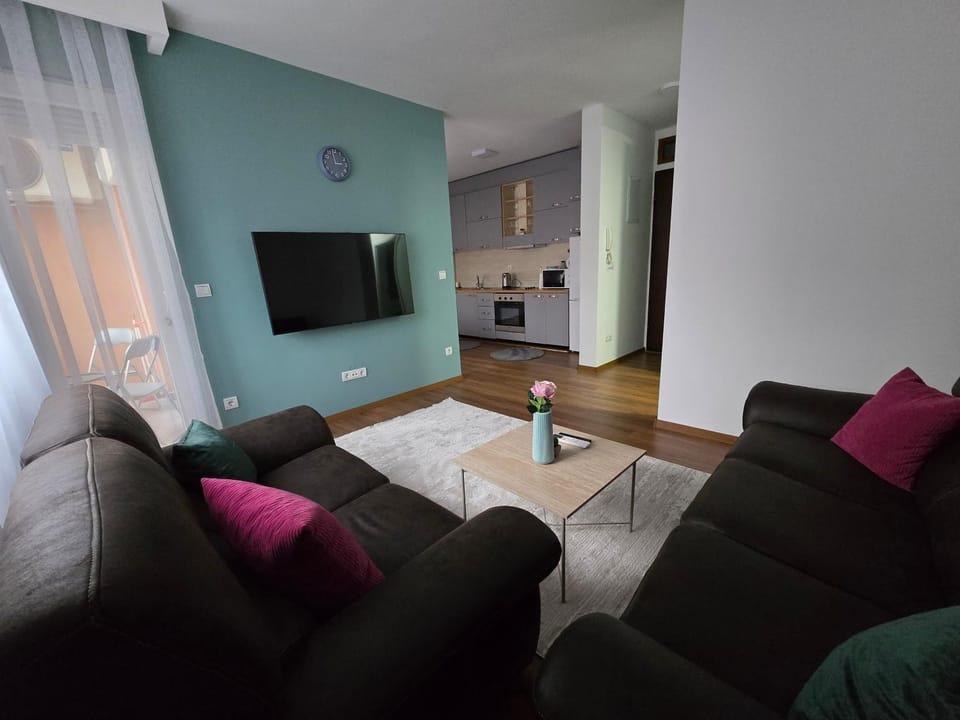 TV and multimedia, Kitchen or kitchenette, Living room, Seating area