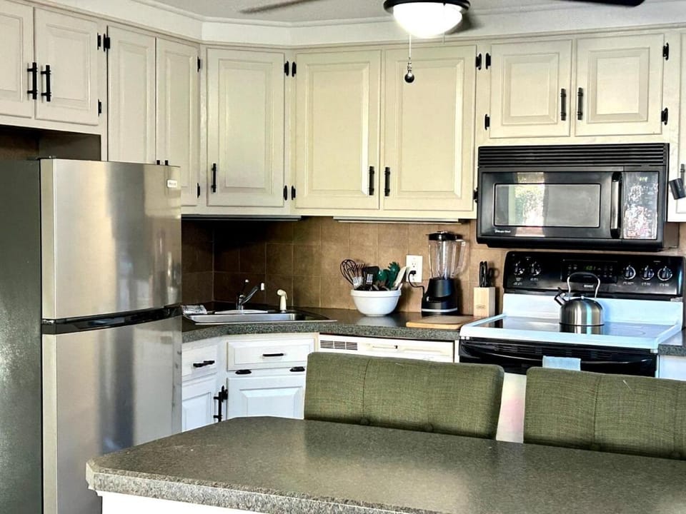 Dining area, dishwasher, oven, pet friendly, stove, toaster