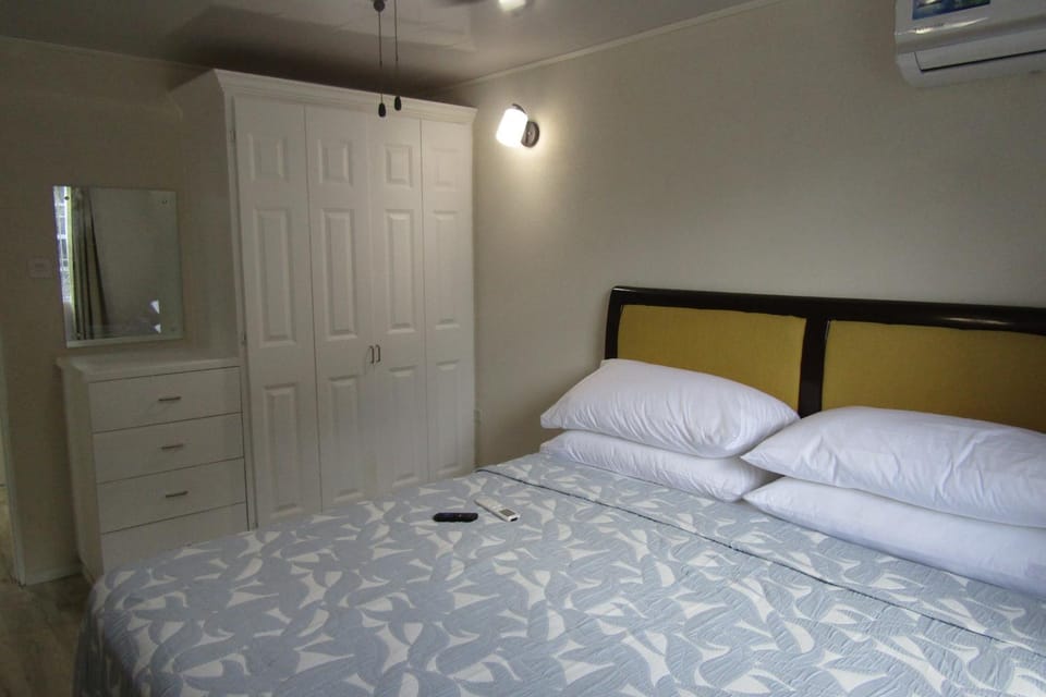 Bed, Bedroom, wardrobe, air conditioner