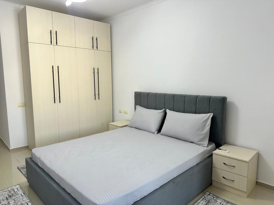 Photo of the whole room, Bedroom, wardrobe
