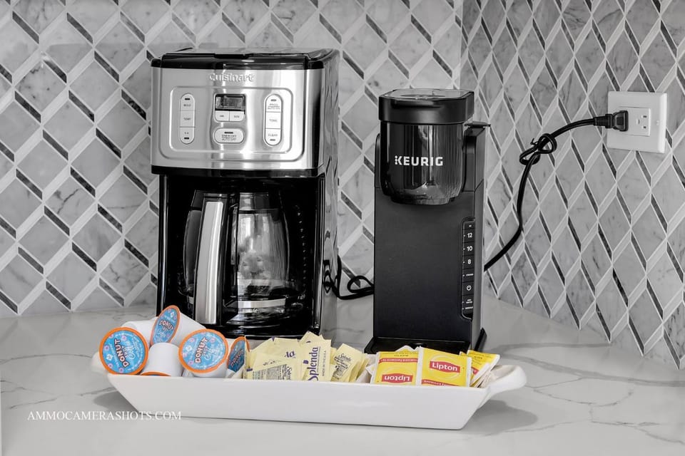 Coffee/tea facilities, Food and drinks, Meals