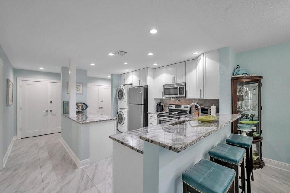 Kitchen or kitchenette, Dining area, oven, stove