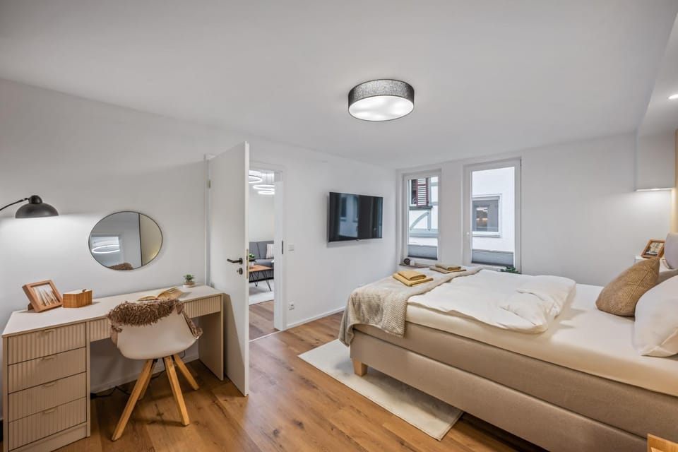 Bed, TV and multimedia, Photo of the whole room, Bedroom