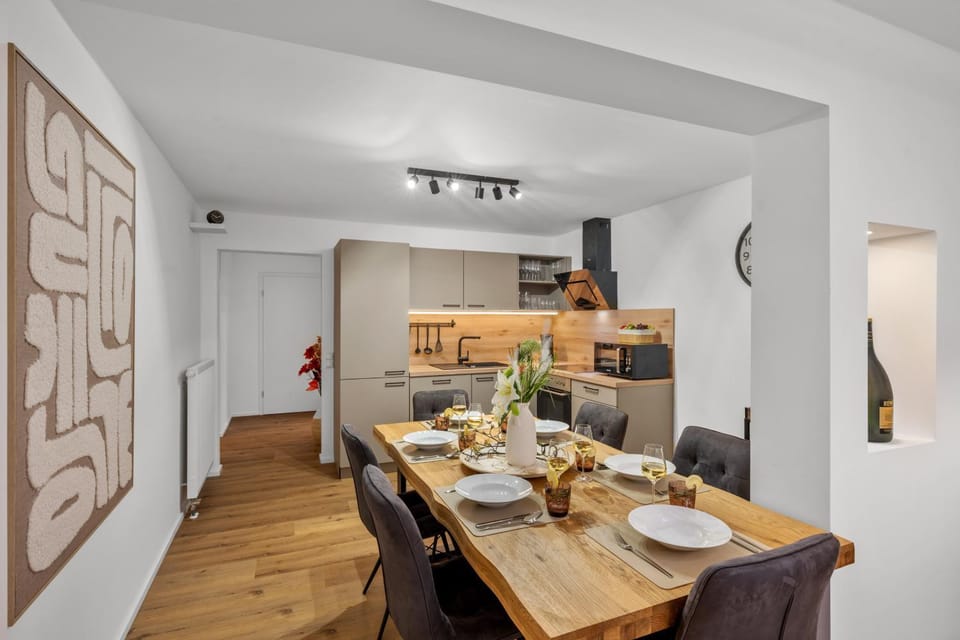 Kitchen or kitchenette, Food and drinks, Dining area, Food, stove