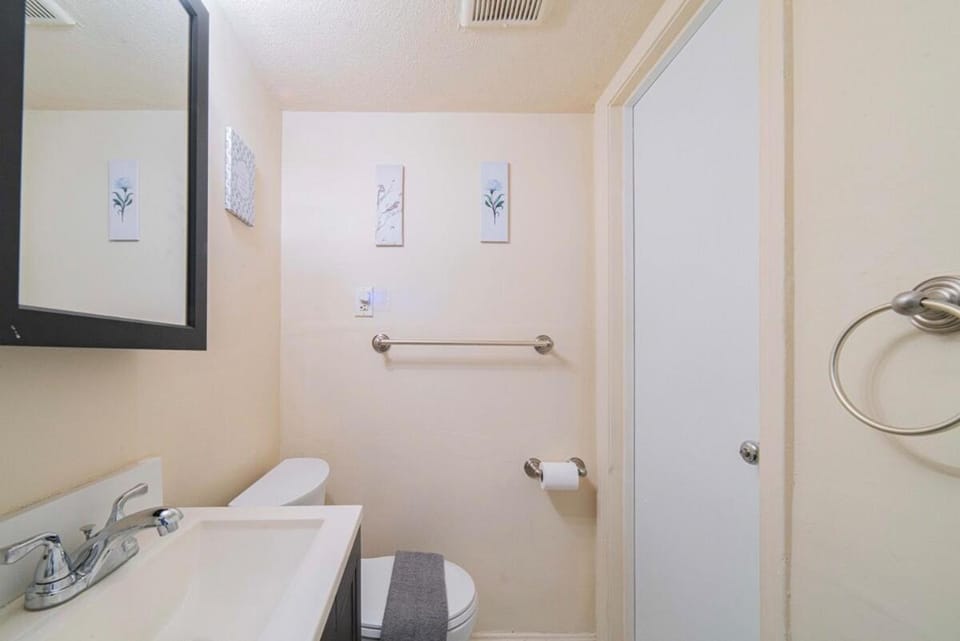 Cozy Basement - Steps to Longwood and MassArt - 3Min Walk to T Apartment in Brookline