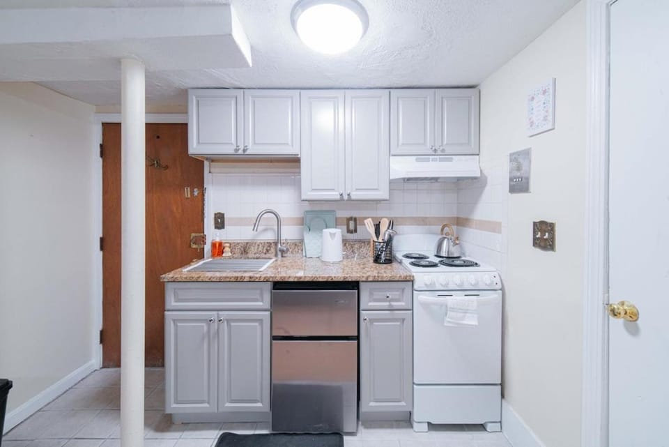 Cozy Basement - Steps to Longwood and MassArt - 3Min Walk to T Apartment in Brookline