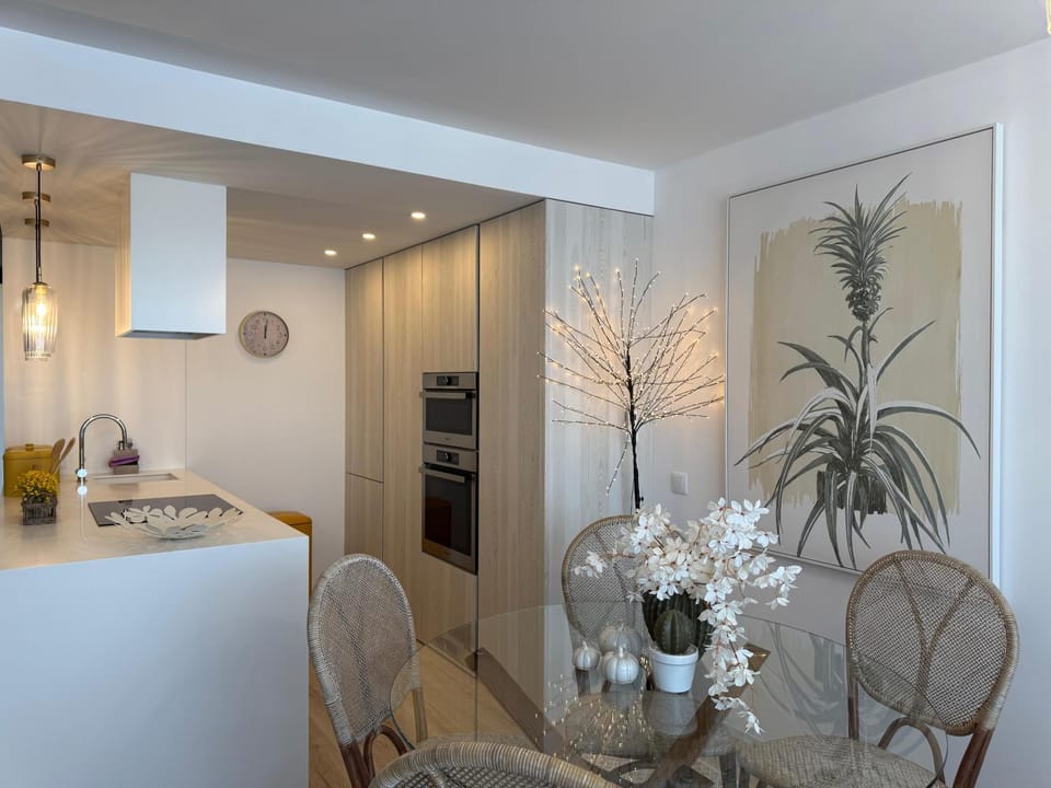 Kitchen or kitchenette, Dining area