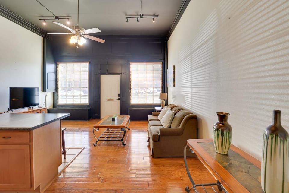 Steps to Restaurants & Shops! Dtwn Marshall Apt Apartment in Marshall