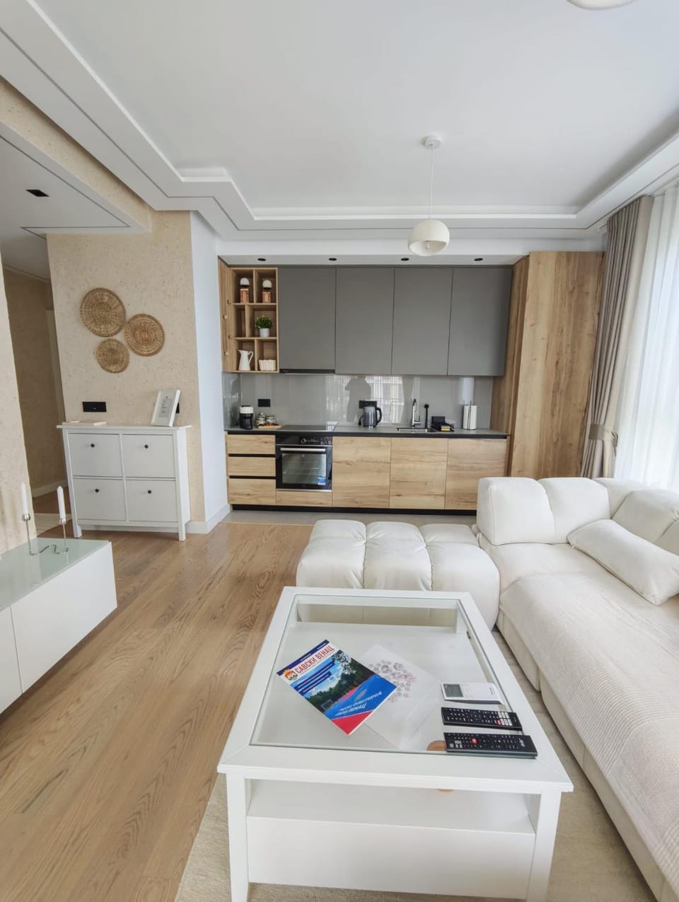Coffee/tea facilities, Kitchen or kitchenette, Living room, Seating area, Dining area, stove