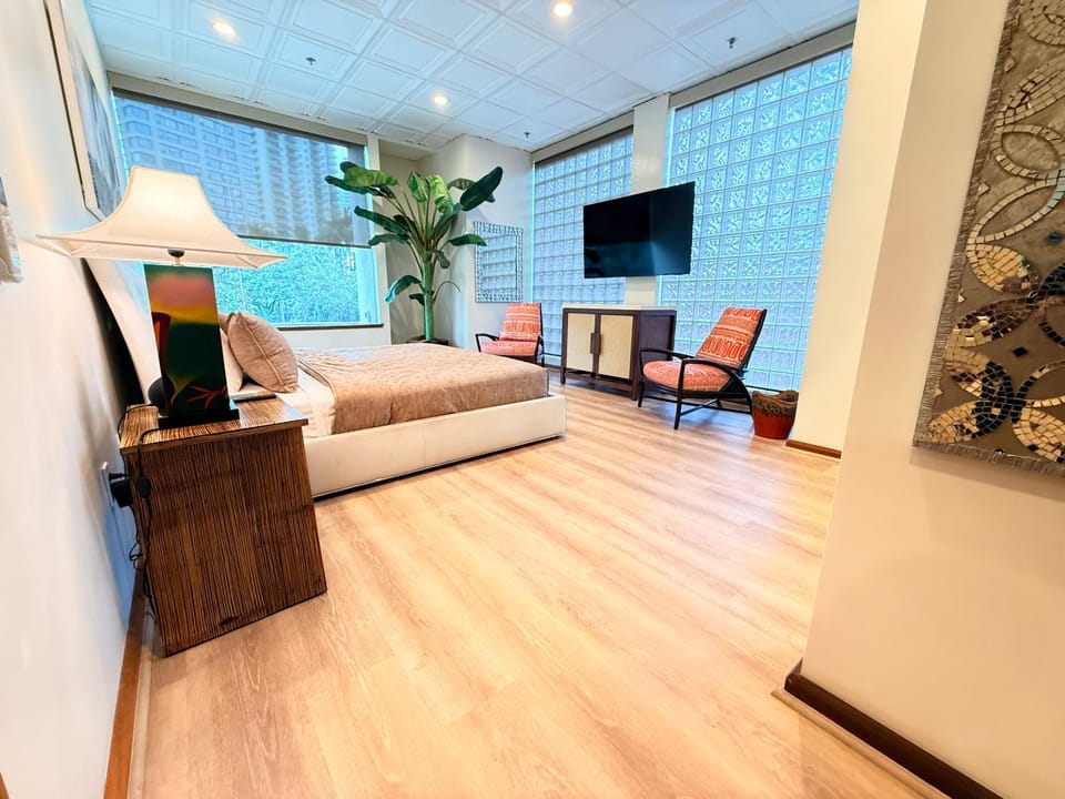 Bed, TV and multimedia, View (from property/room), Seating area, Bedroom