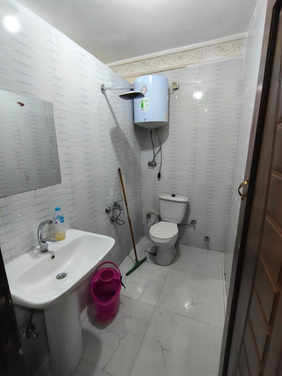 Shower, Toilet, Bathroom, bidet, towels