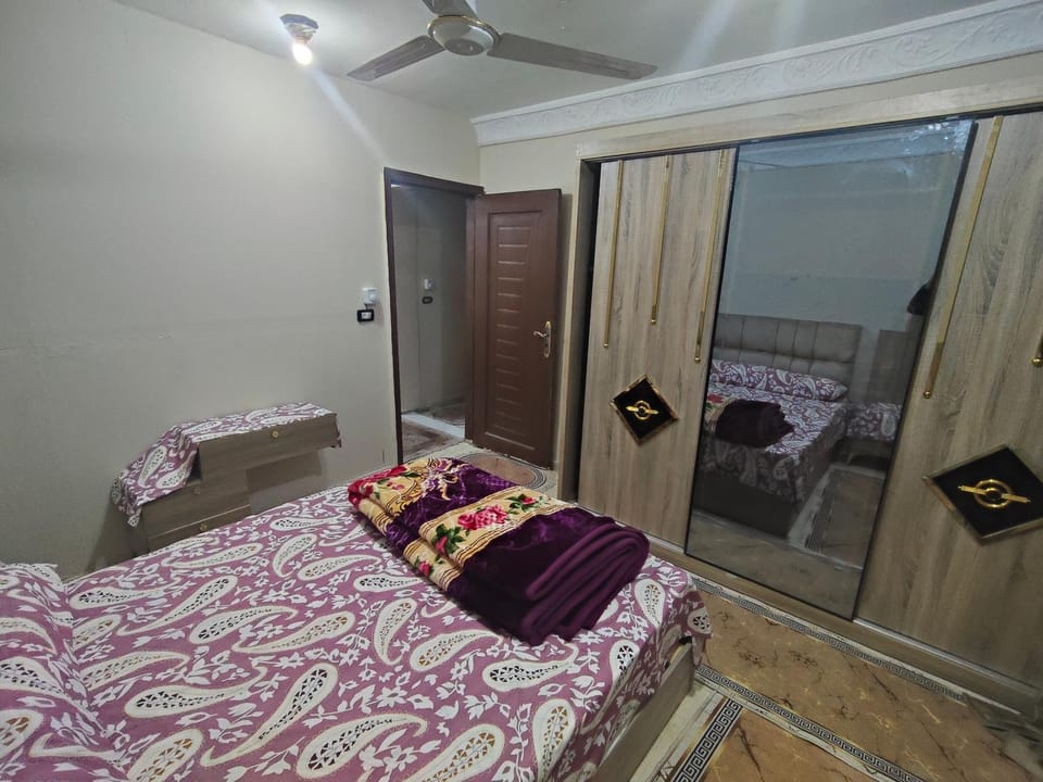 Bed, Photo of the whole room, Bedroom, fireplace, wardrobe