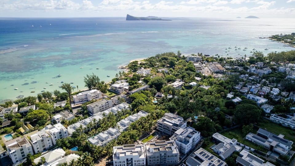 Chic poolside haven 3BR steps from the beach House in Rivière du Rempart District, Mauritius