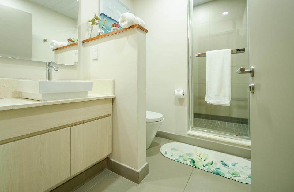 Chic poolside haven 3BR steps from the beach House in Rivière du Rempart District, Mauritius