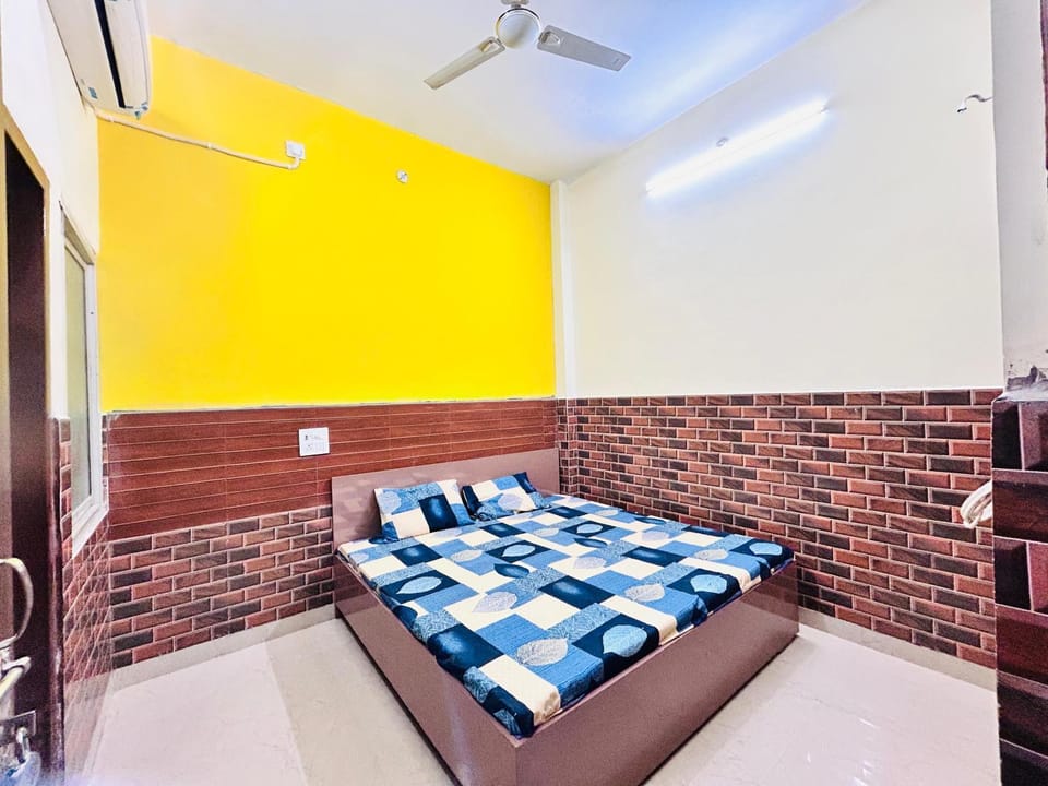 Shower, Toilet, Bed, Bathroom, Photo of the whole room, Bedroom, Non alcoholic drinks, internet, storage, towels, air conditioner
