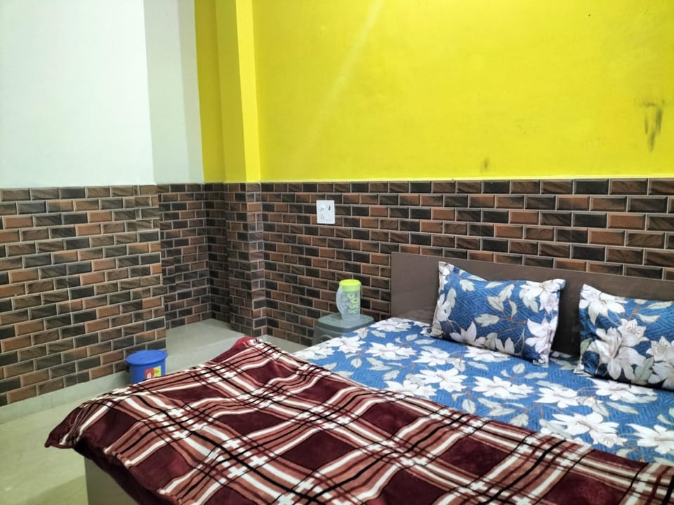 Shower, Toilet, Bed, Bathroom, Photo of the whole room, Bedroom, Non alcoholic drinks, internet, storage, towels, air conditioner