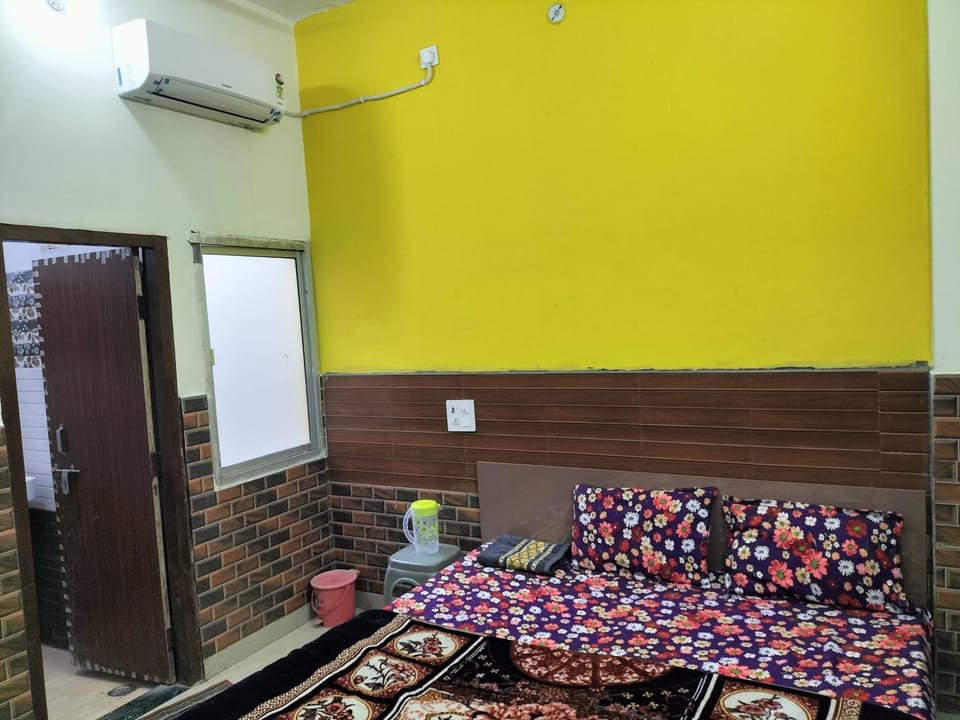 Shower, Toilet, Bed, Bathroom, Non alcoholic drinks, internet, storage, towels, air conditioner