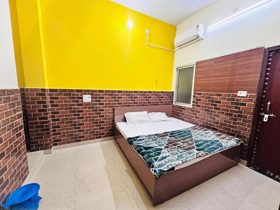 Shower, Toilet, Bed, Bathroom, Photo of the whole room, Bedroom, Non alcoholic drinks, internet, storage, towels, air conditioner