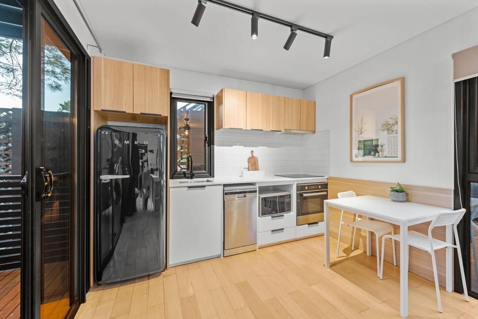 Kitchen or kitchenette, dishwasher, oven