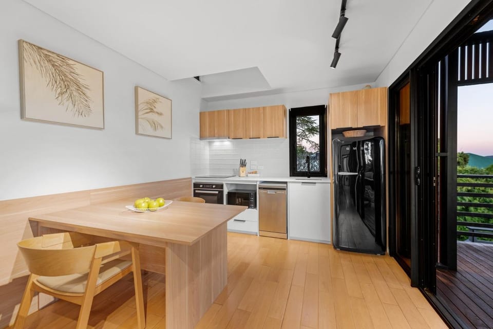Kitchen or kitchenette, Dining area, oven