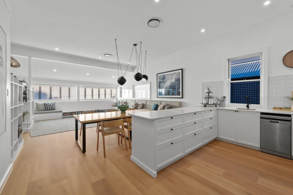 Kitchen or kitchenette, Dining area, oven