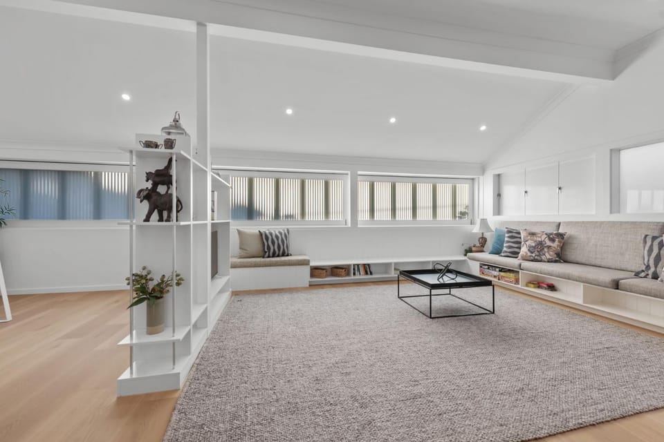 Photo of the whole room, Seating area