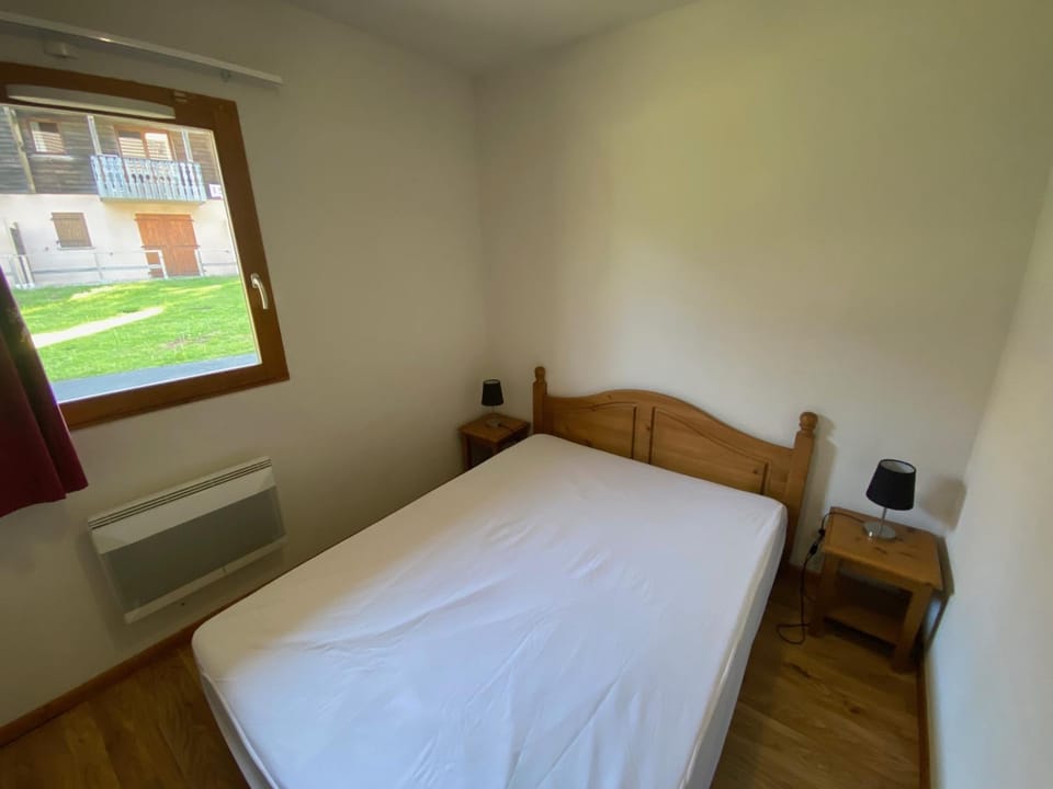 Deux pièces au calme avec piscine à Super-Besse - FR-1-814-169 Apartment in Besse-et-Saint-Anastaise