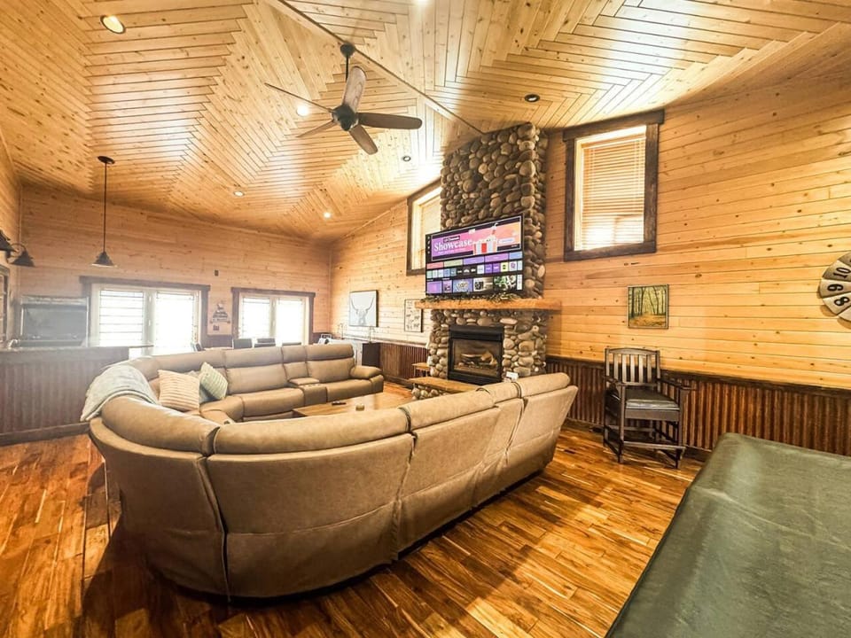 Kantada Retreats-Gameroom HotTub Yellowstone Park sleeps 10 House in Island Park