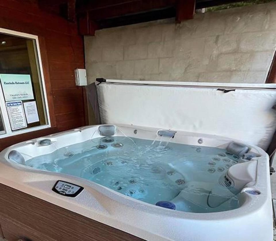 Kantada Retreats-Gameroom HotTub Yellowstone Park sleeps 10 House in Island Park