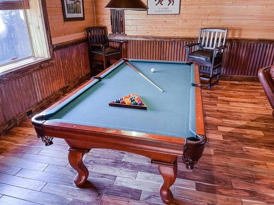 Kantada Retreats-Gameroom HotTub Yellowstone Park sleeps 10 House in Island Park