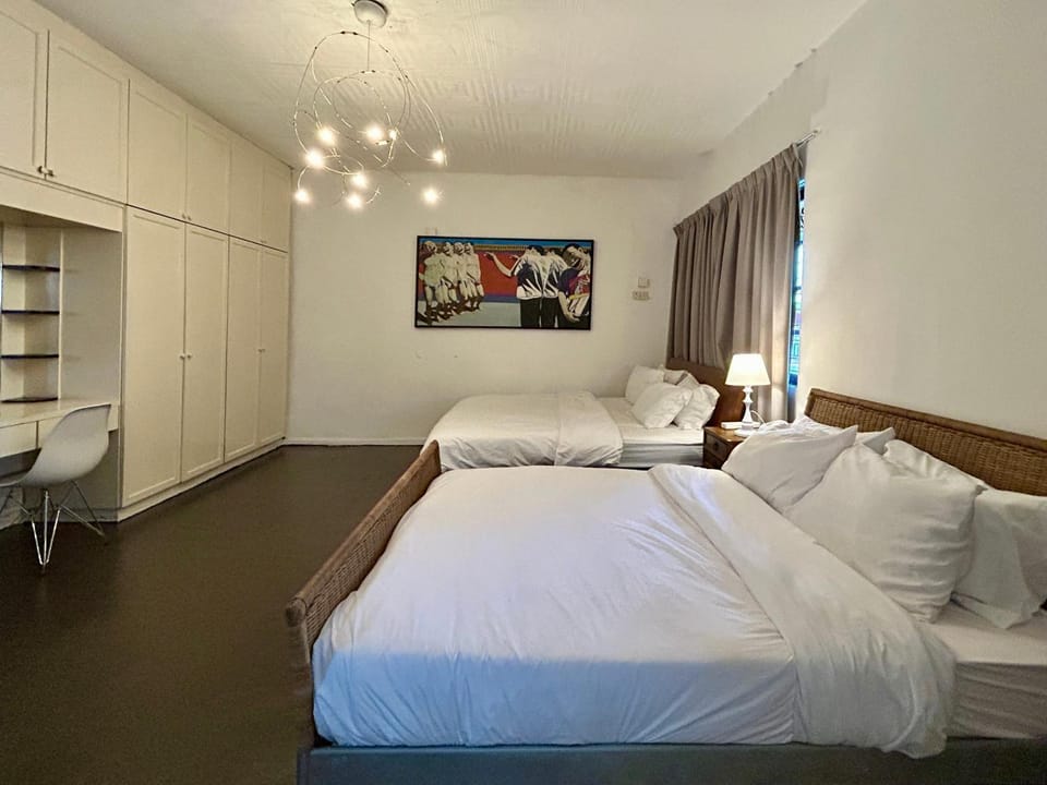 Cozy Super King Bed with Balcony SharedBungalow PJ Apartment in Petaling Jaya