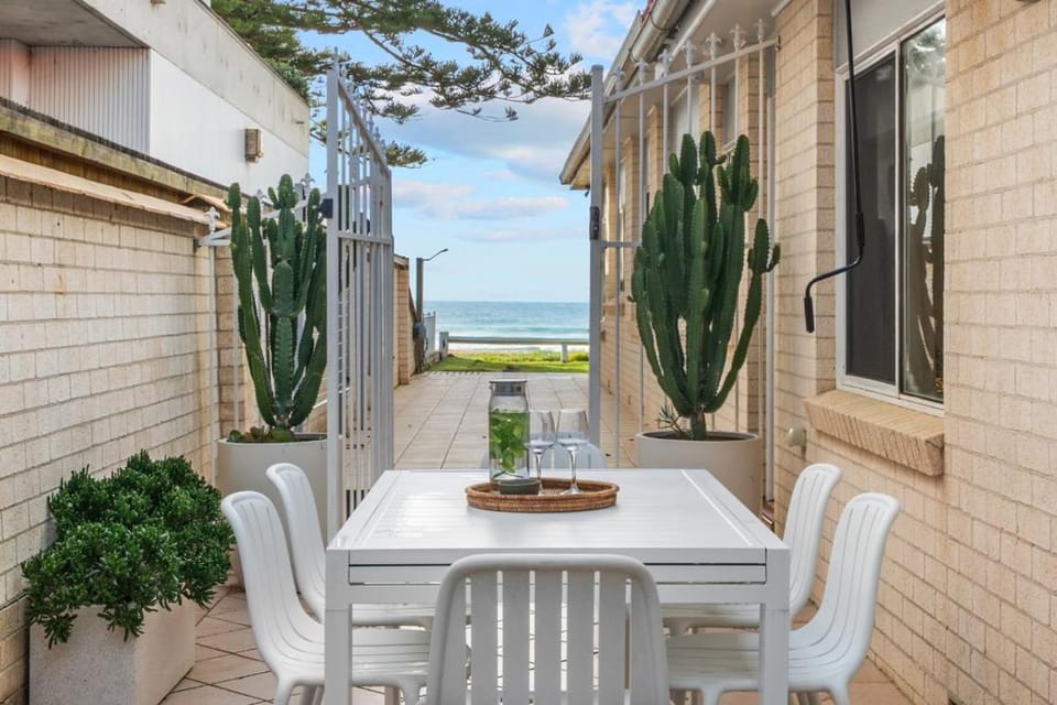 B's Beach House - Beachfront House in Cape Three Points Road