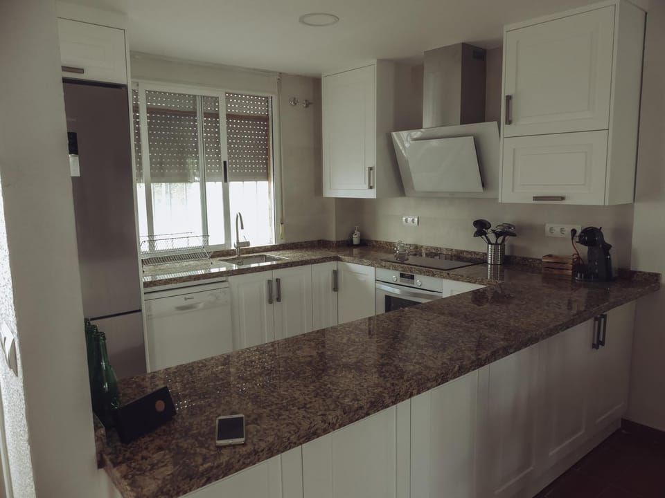 Coffee/tea facilities, Kitchen or kitchenette, Dining area