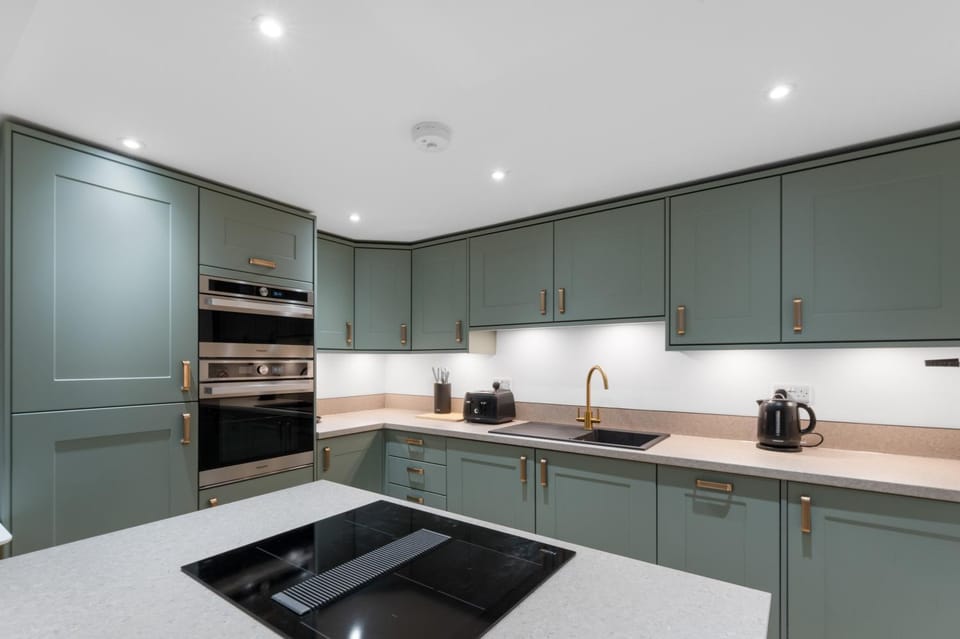 Coffee/tea facilities, Kitchen or kitchenette, dishwasher, stove, toaster