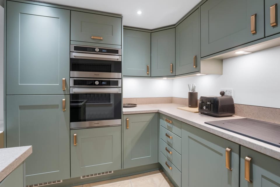 Coffee/tea facilities, Kitchen or kitchenette, dishwasher, oven, stove, toaster