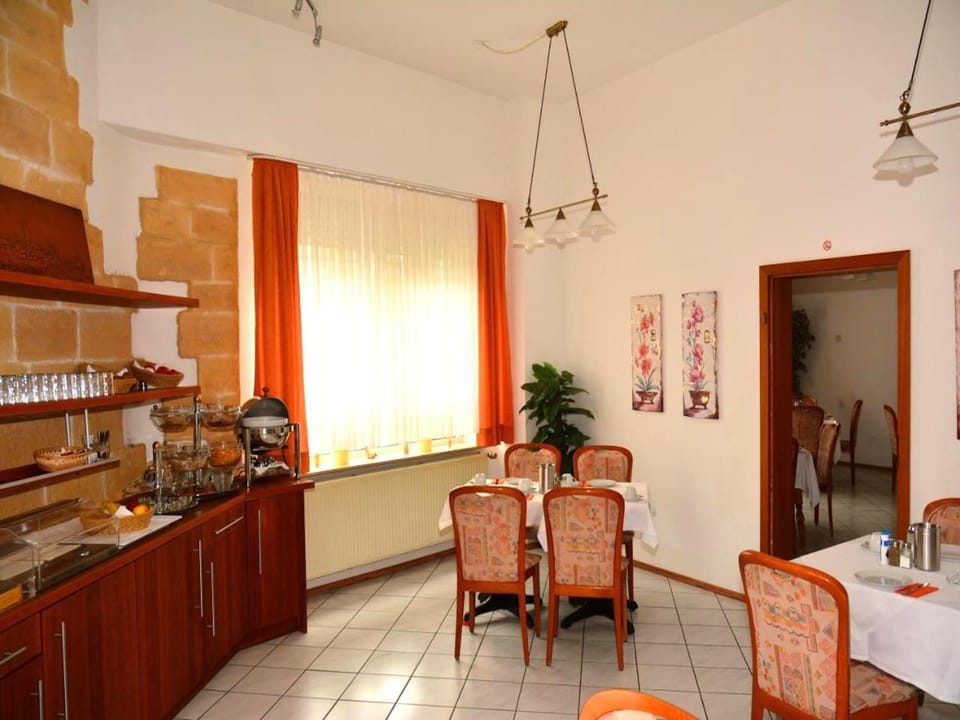 Game Room, Dining area