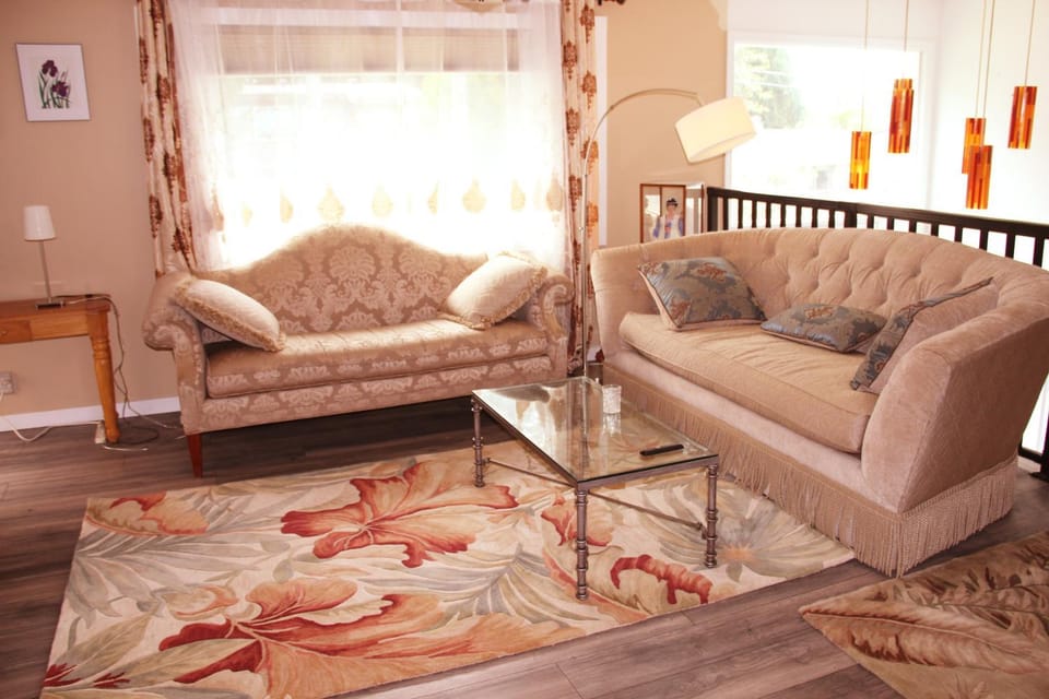 Spacious retreat with 5 bedrooms full kitchen, fenced sports court, free parking House in Puget Sound