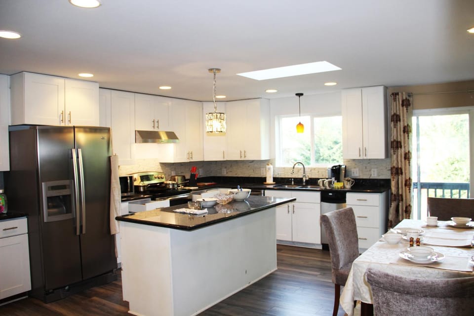 Spacious retreat with 5 bedrooms full kitchen, fenced sports court, free parking House in Puget Sound