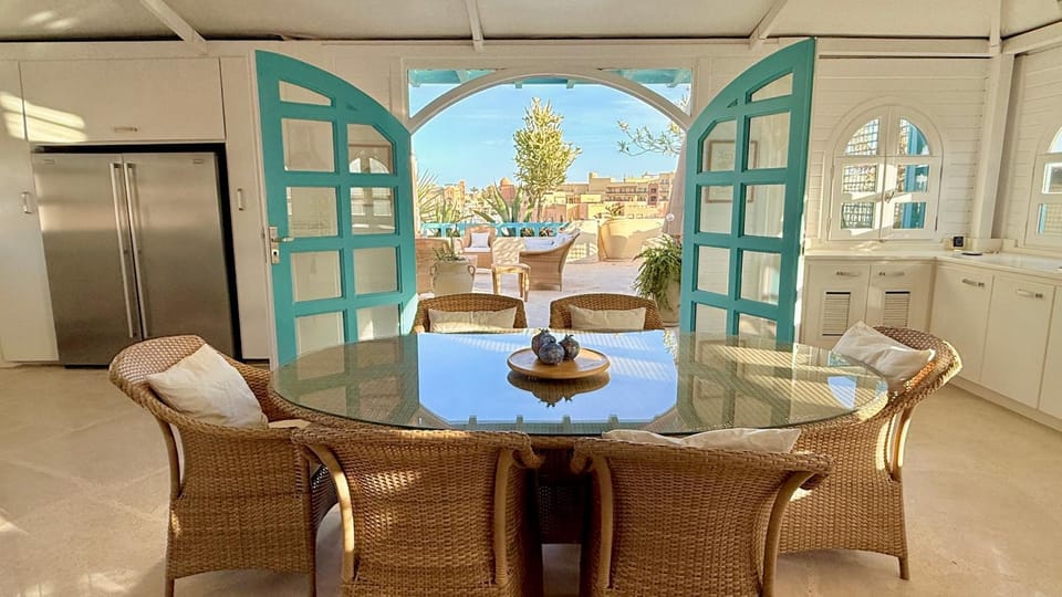 Kitchen or kitchenette, Seating area