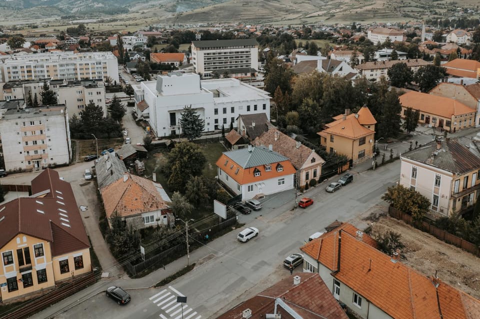 Property building, Day, Neighbourhood, Bird's eye view, City view, Street view, Parking