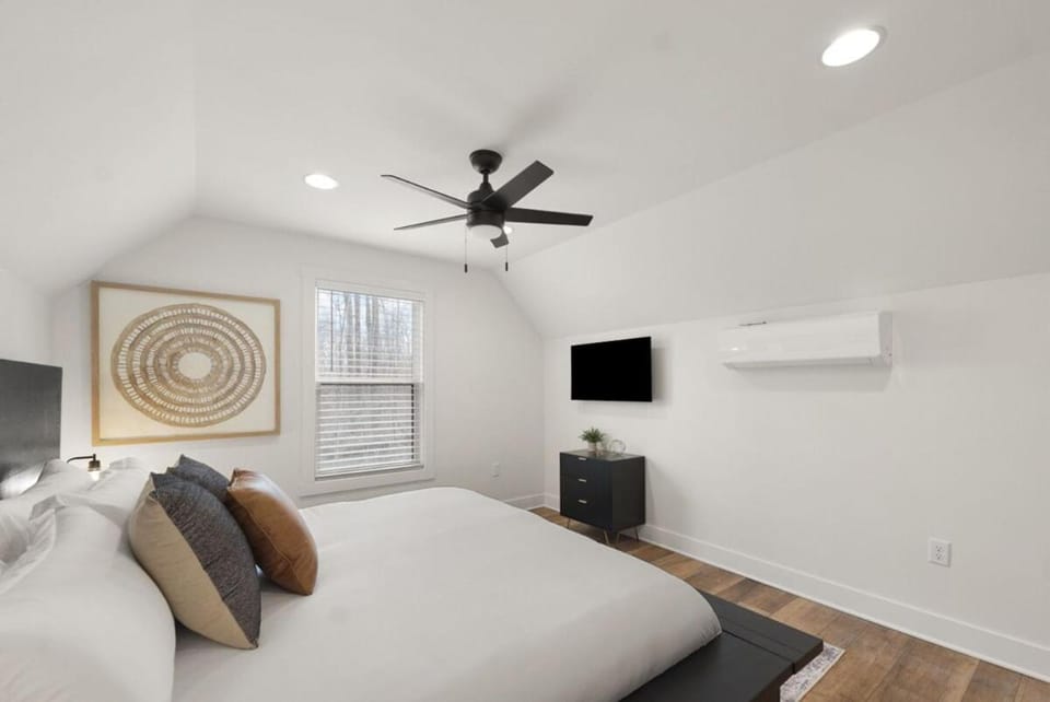 Bed, TV and multimedia, Bedroom, air conditioner