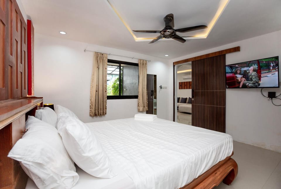 Bed, TV and multimedia, Bedroom, wardrobe