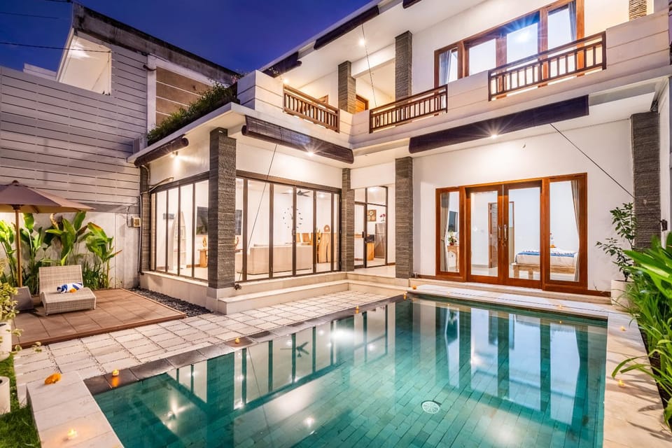 Property building, Patio, Pool view, Swimming pool, sunbed