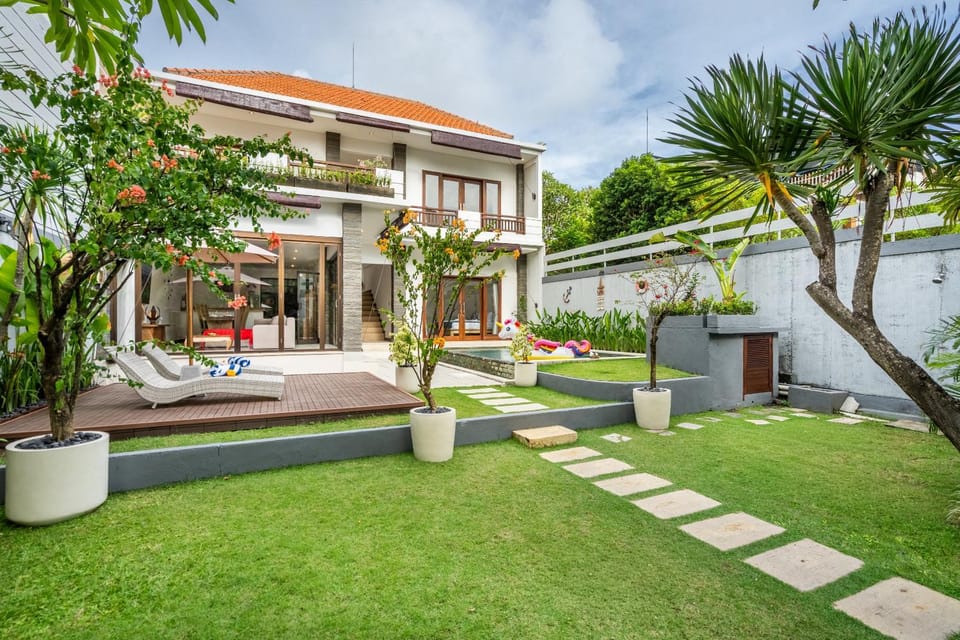 Property building, Day, Garden, Seating area, Garden view, Pool view, Swimming pool, sunbed