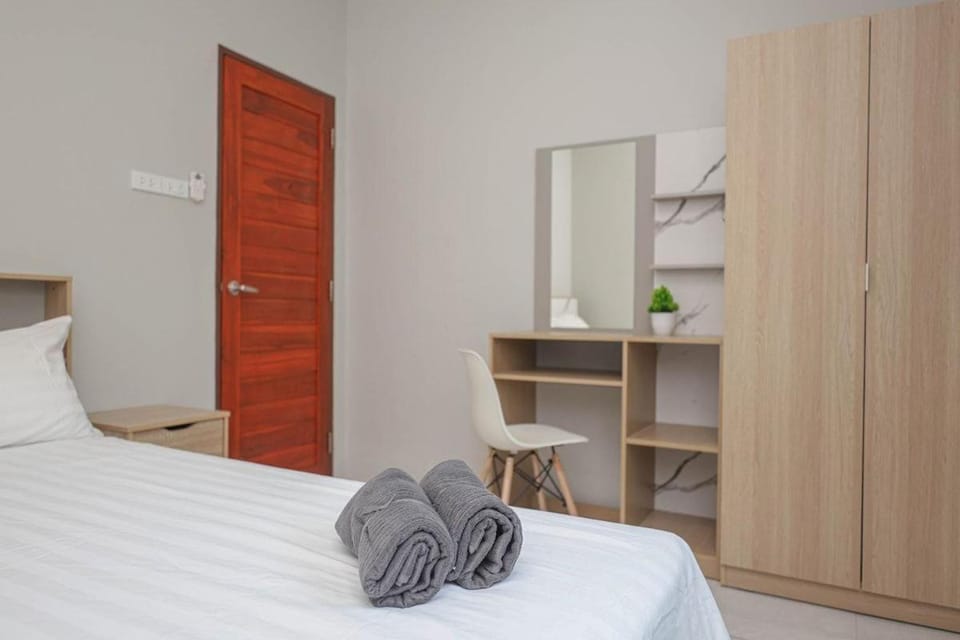 Bed, Bedroom, towels