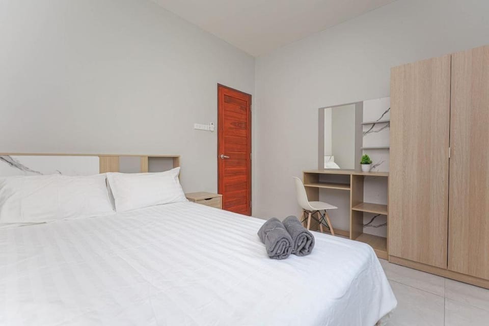 Bedroom, towels, wardrobe
