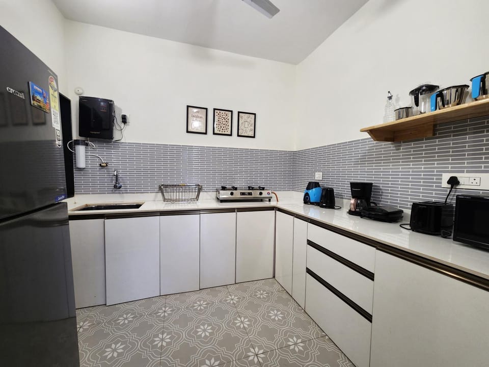 Coffee/tea facilities, Kitchen or kitchenette, stove, toaster