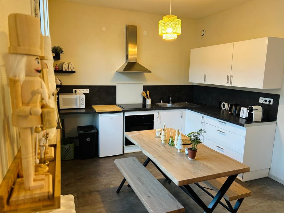 Kitchen or kitchenette, Dining area